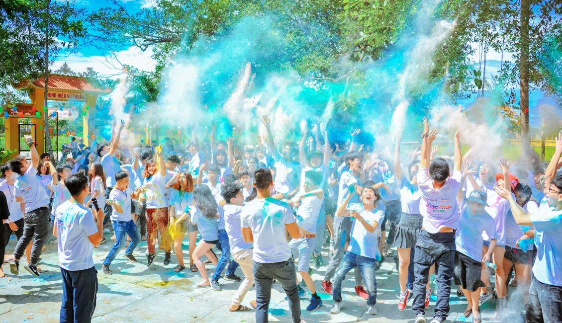 people throwing blue powder at daytime